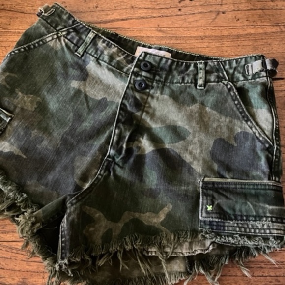 Women's Free People "We the Free" Green Camo Shorts 6 - Picture 4 of 15